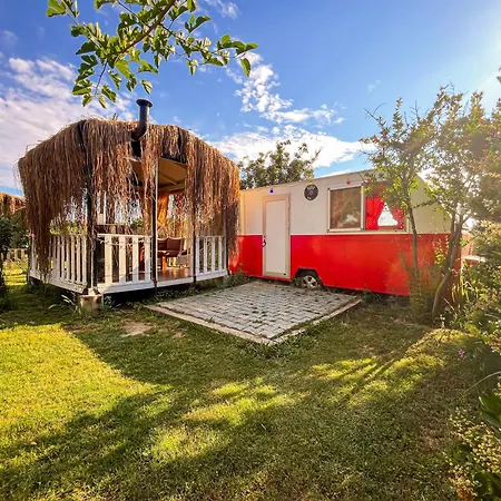 مكان تخييم Mona Glamping Caravan سفيريهيسار