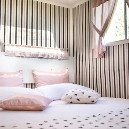 مكان تخييم Mona Glamping Caravan سفيريهيسار