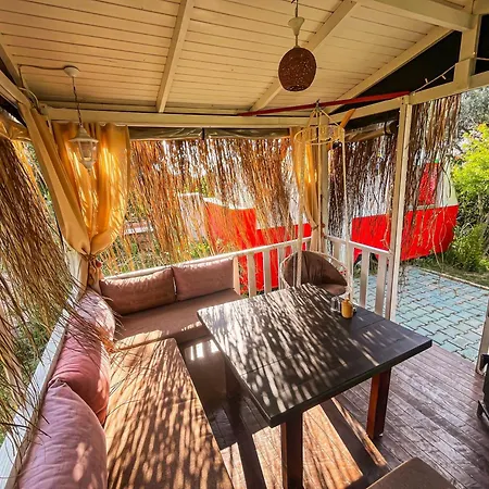 مكان تخييم Mona Glamping Caravan