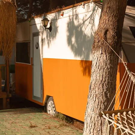 Mona Glamping Caravan مكان تخييم