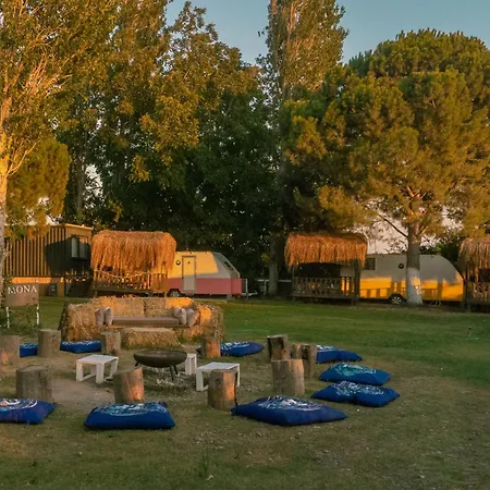 مكان تخييم Mona Glamping Caravan سفيريهيسار