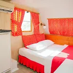 Mona Glamping Caravan
