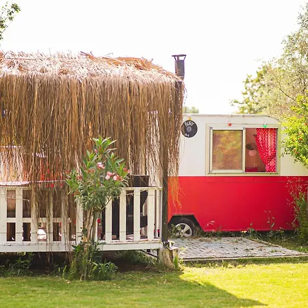 Mona Glamping Caravan 营地 *