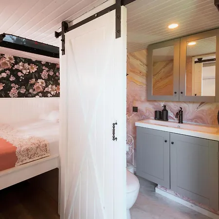 Mona Glamping Caravan セェフェリヒサール